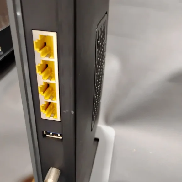 Netgear Black Router - Picture 5 of 6